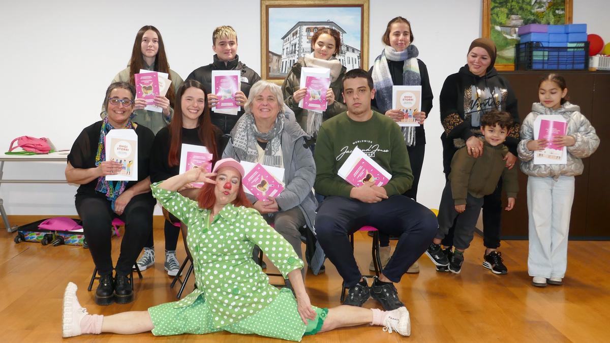 Premiados y premiadas, en algunos casos sus representantes, con Pantxika Lamur tras la entrega de premios.