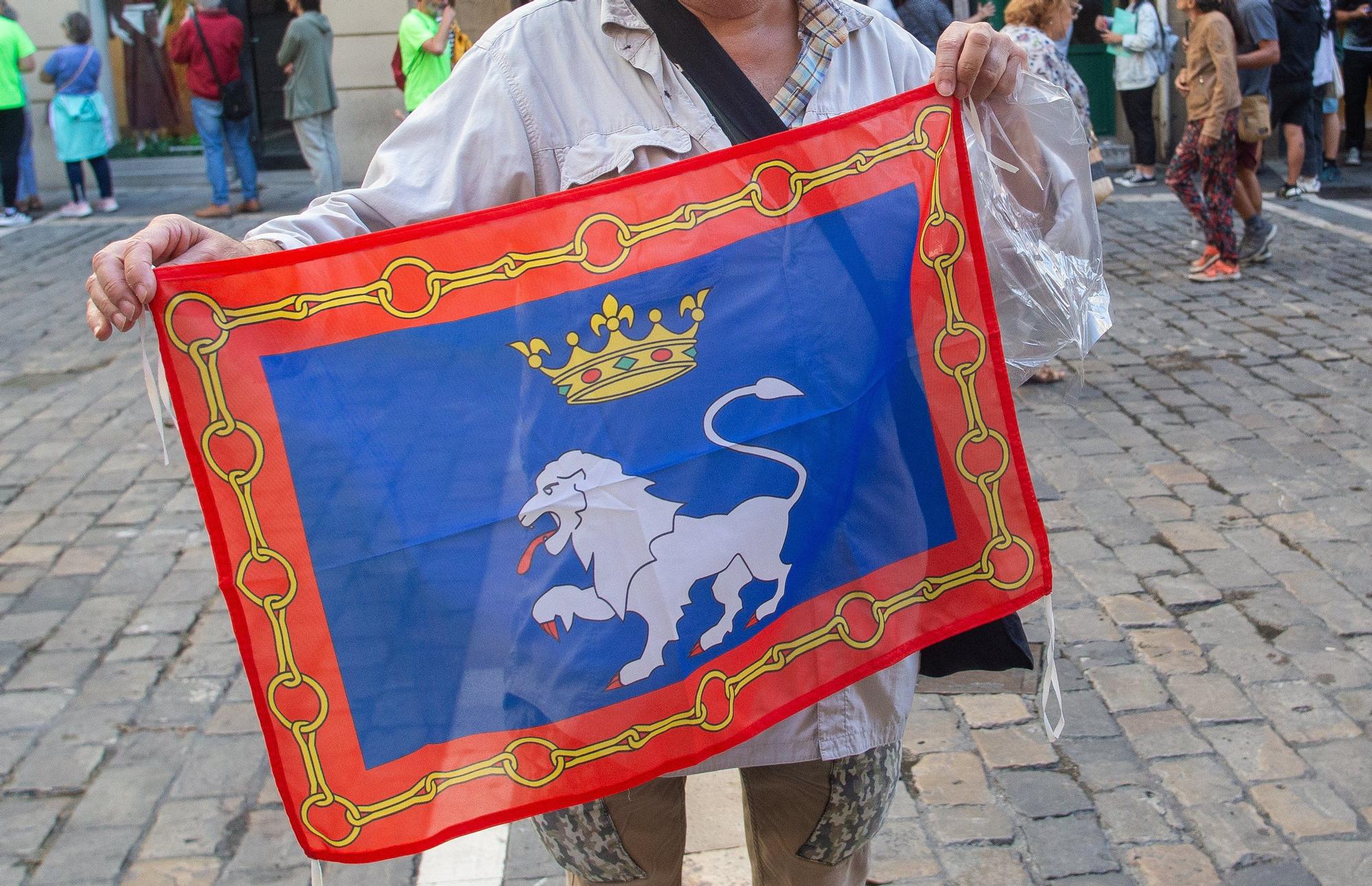 Colas para adquirir una de las 400 banderolas con el escudo de Pamplona