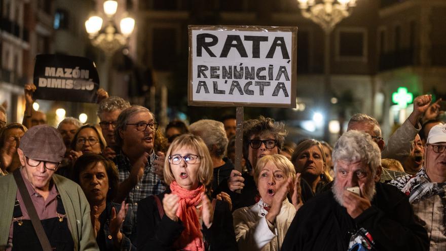 Una concentración en Valéncia celebra la renuncia de Mazón: &quot;No ha dimitido, lo hemos tirado entre todos&quot;