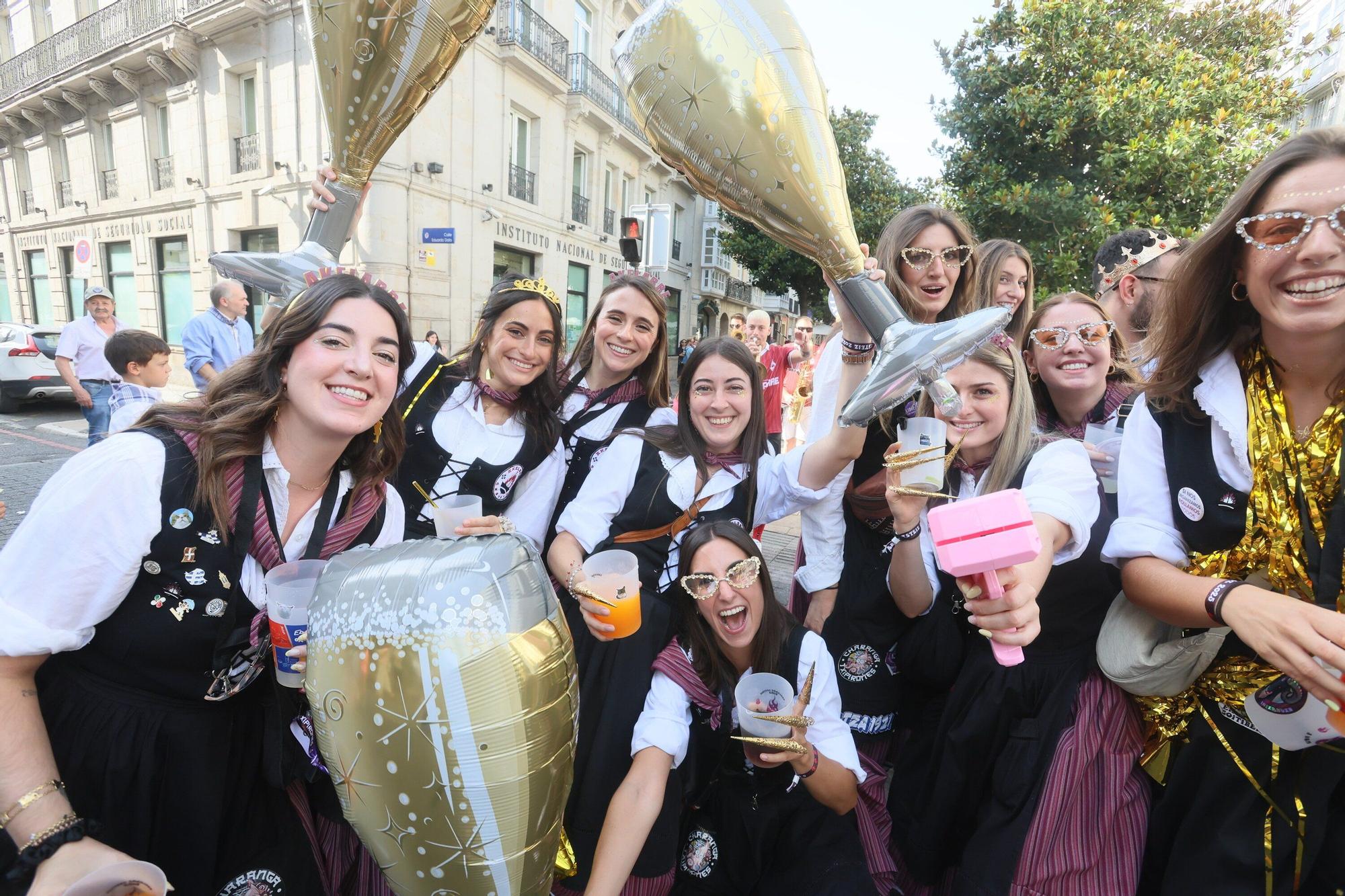 En imágenes: Blusas y neskas desfilan en el segundo paseíllo