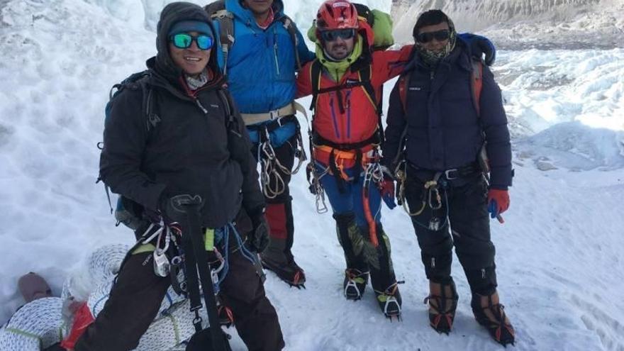 El equipo de Alex Txikon progresa en su reto de superar la Cascada del Khumbu