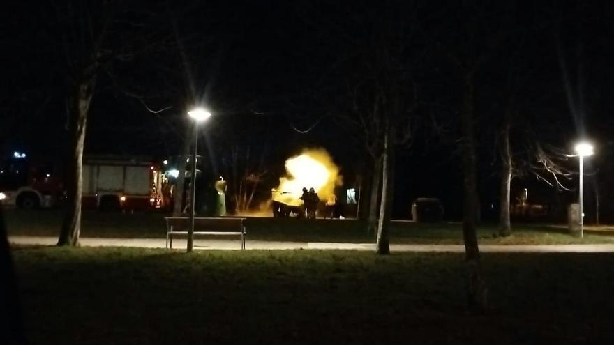 Arde un contenedor y una farola de madrugada en Maite Zuñiga