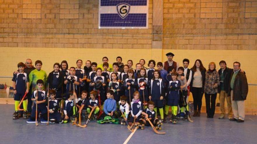 Integrantes del club gatikarra posan con la alcaldesa Leixuri Arrizabalaga y la concejala de Deportes, Nekane Garmendia. Fotos: C. Zárate