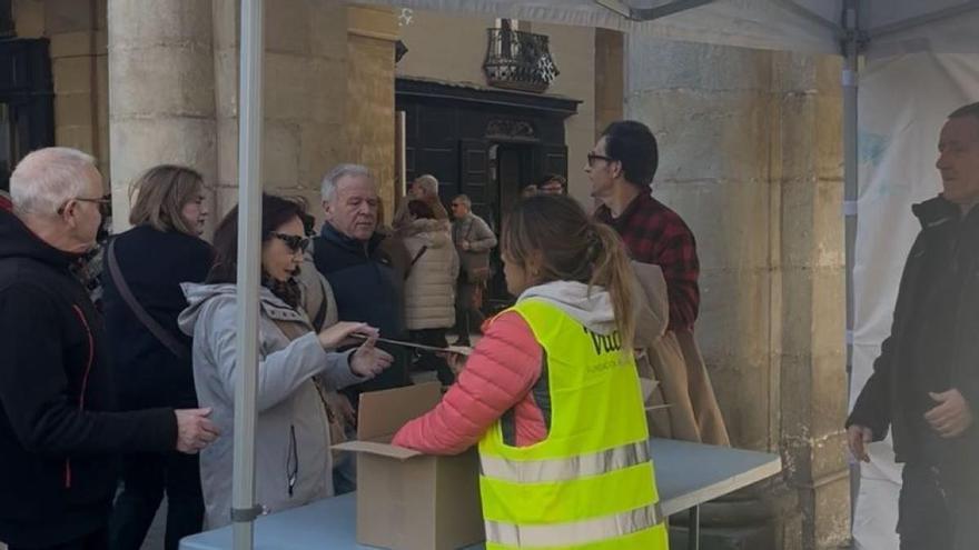 El calendario de la Vital causa furor en la plaza Nueva