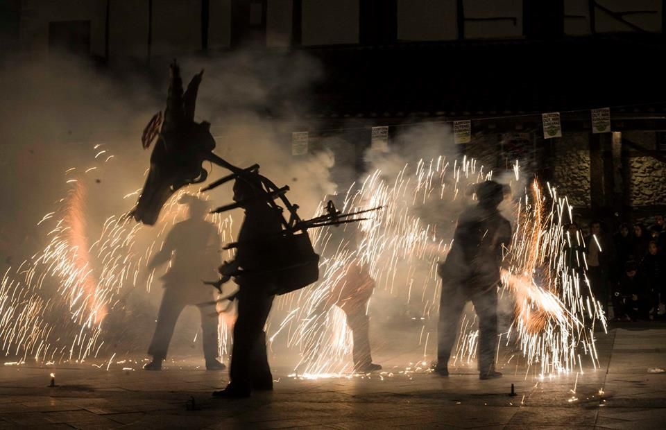 Espectáculo de fuego en las Sorgin Gauak de la Lautada