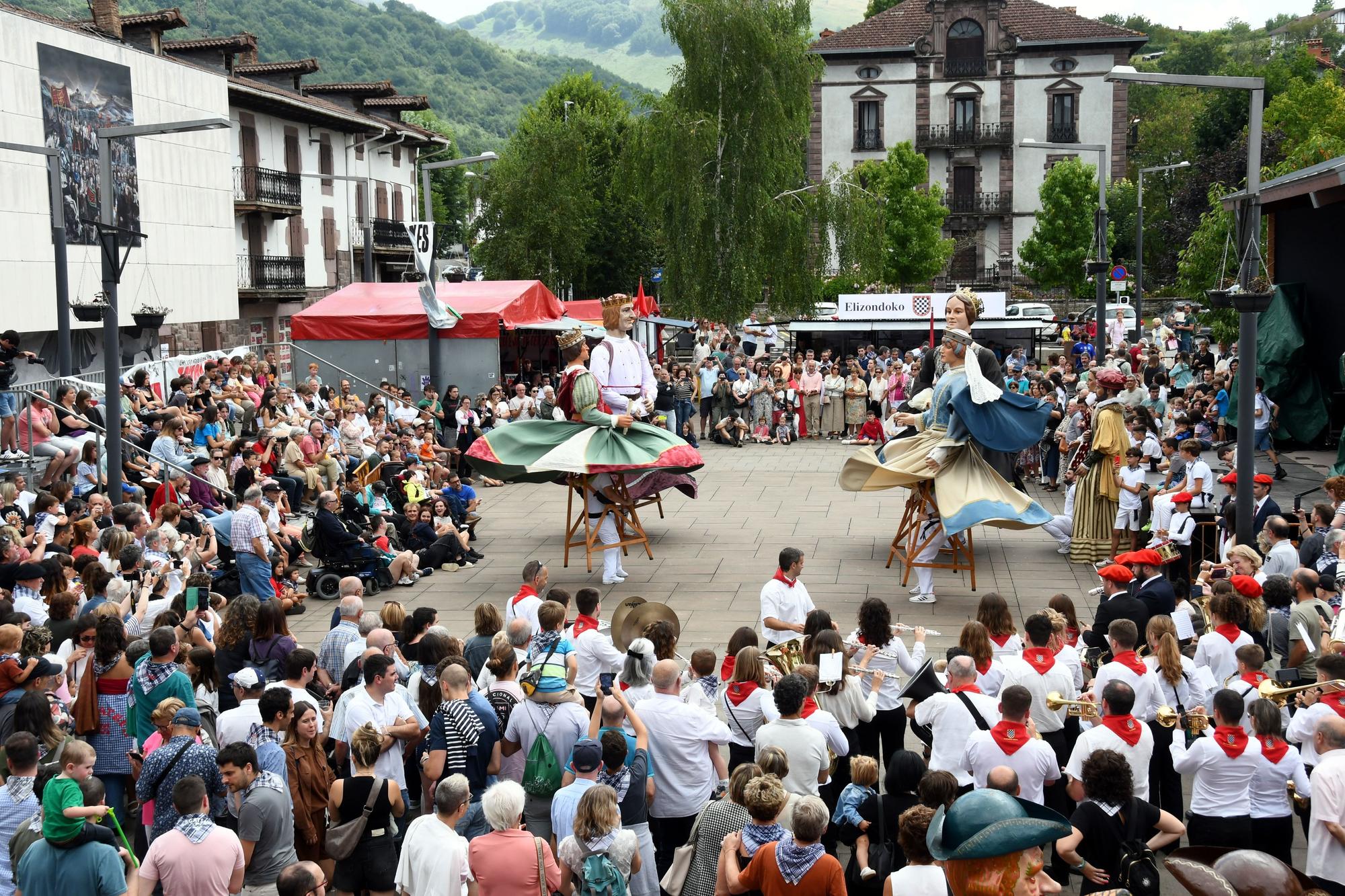 Elizondo celebra su día grande con bailes de gigantes y mutildantzak