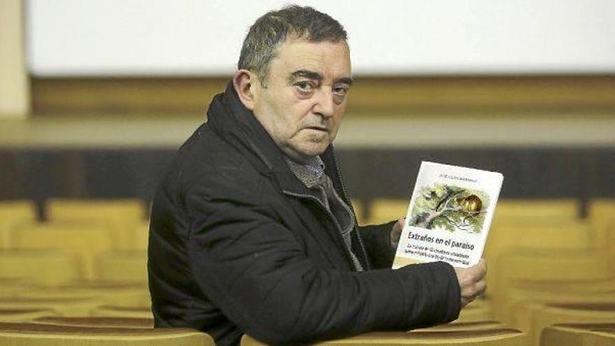 Bakedano, en el auditorio del Museo de Bellas Artes con su libro.