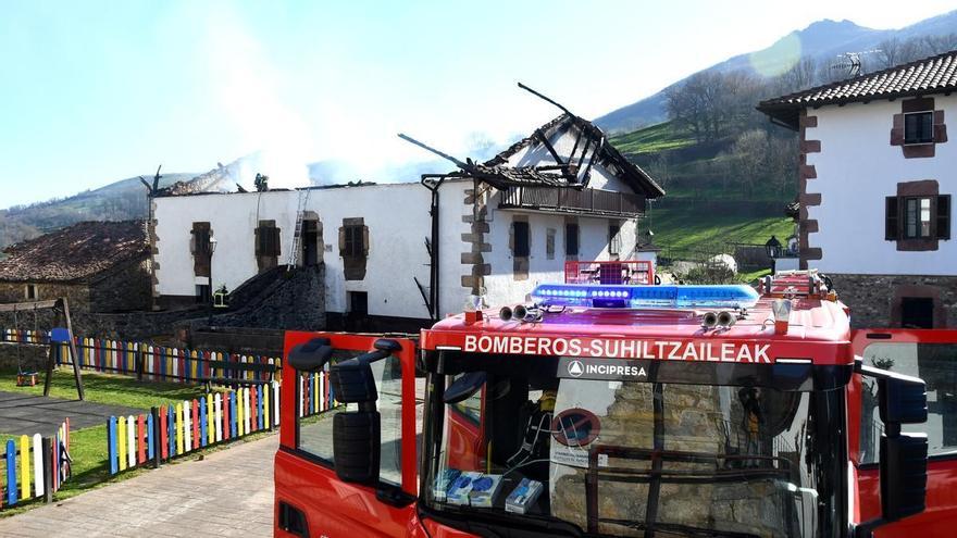 Un incendio arrasa con la casa Kortarizarrea de Berroeta