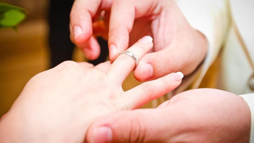 Sin pensión de viudedad al fallecer su marido al mes de casarse