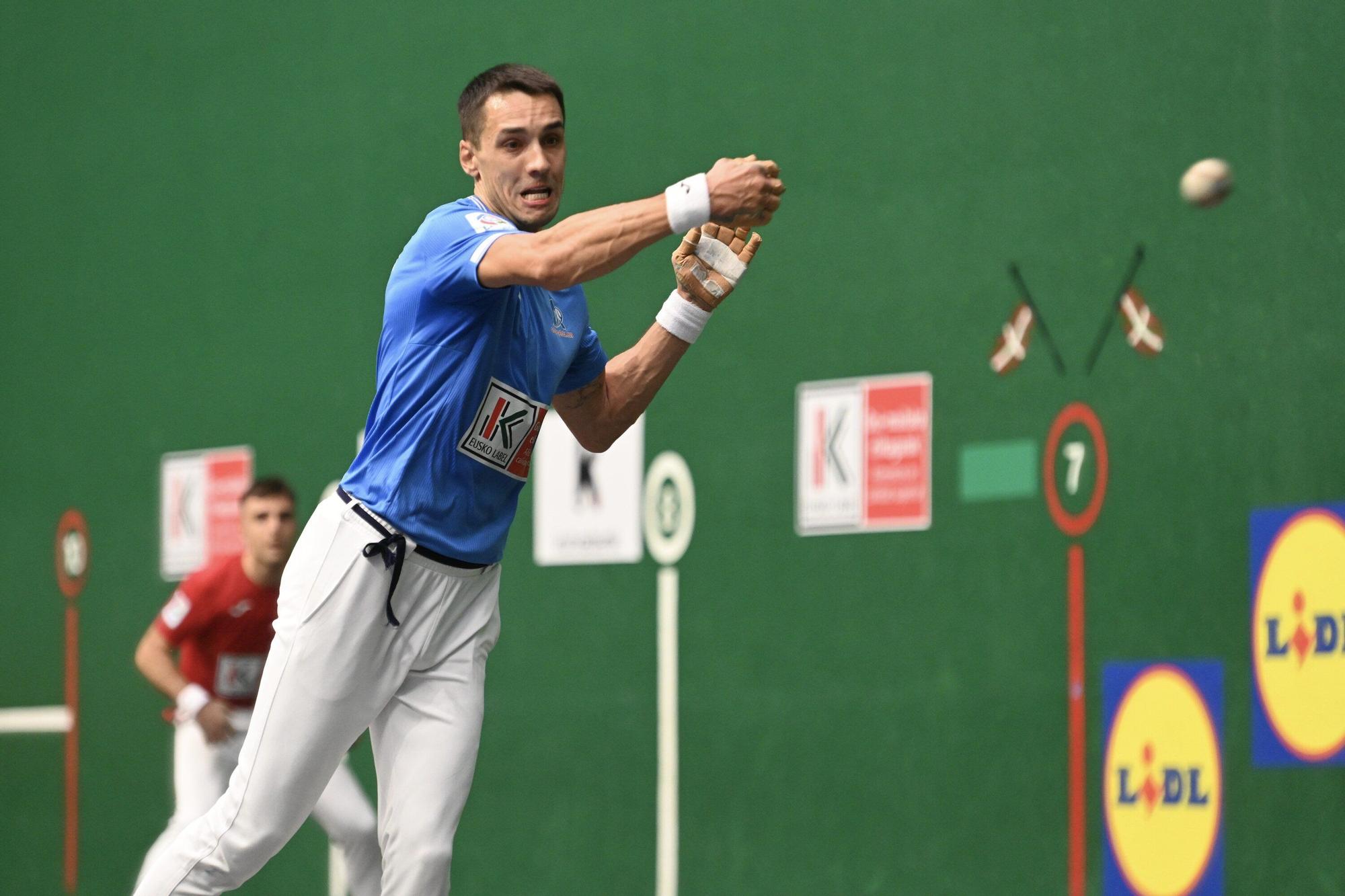 Javier Zabala vence a Jon Ander Peña en la segunda jornada de la liguilla de cuartos de final del Cuatro y Medio en Tolosa.