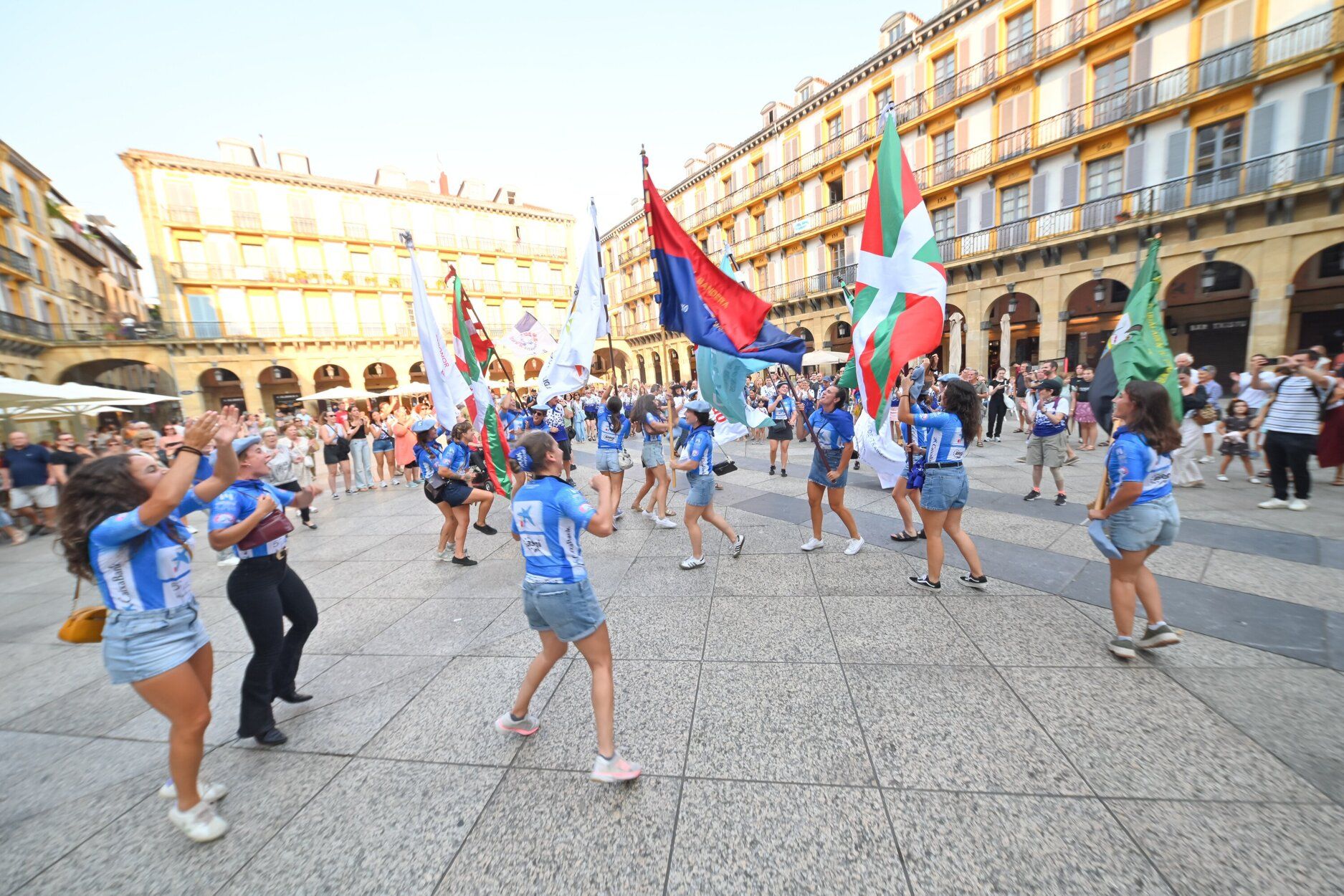 Donostia Arraun Lagunak exhibe sus banderas y la Liga Euskotren