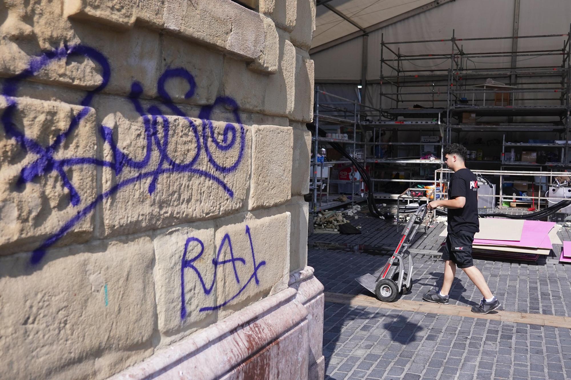 En fotos: vandalizan la fachada y las entradas del teatro Arriaga