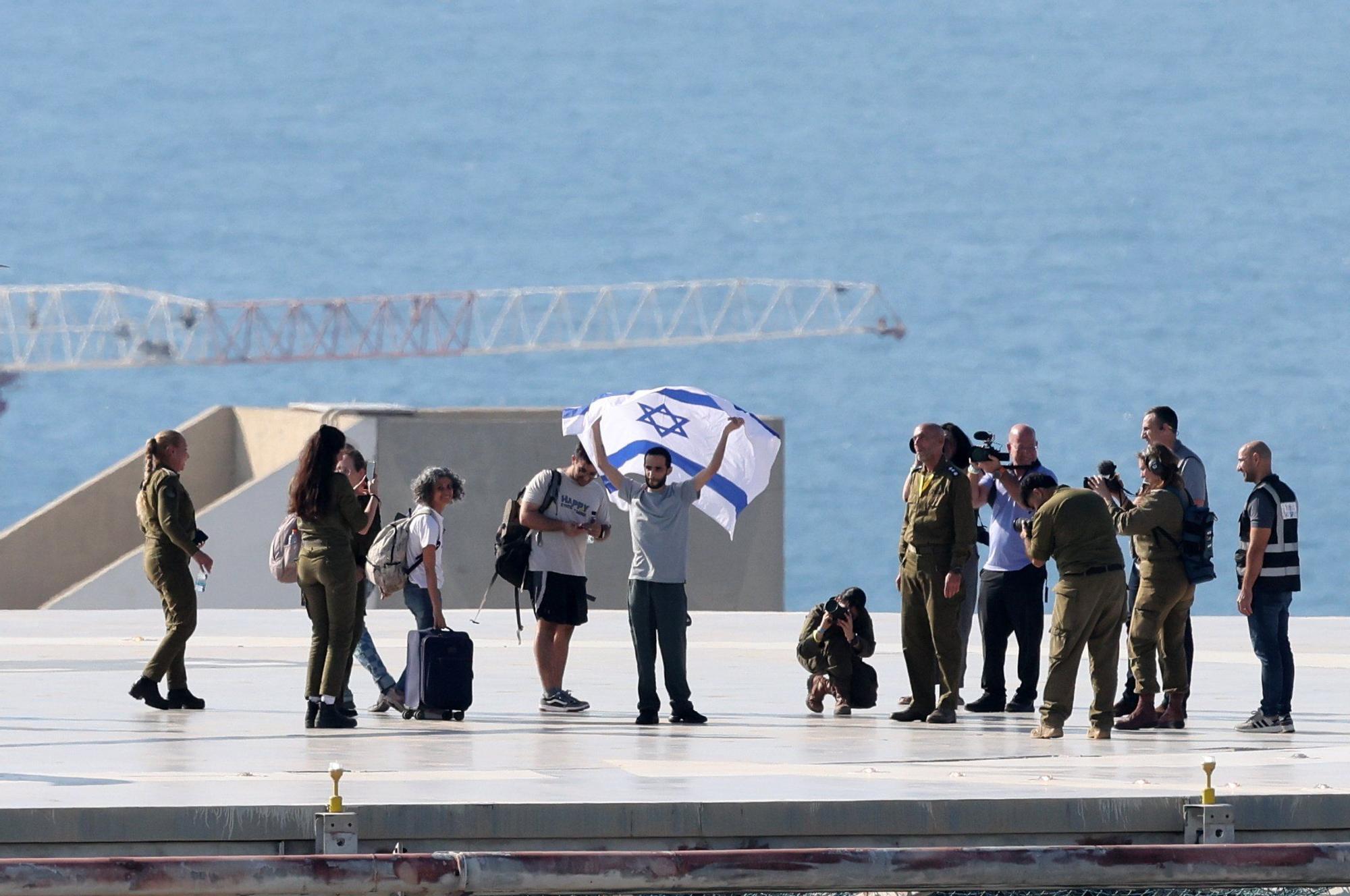 En imágenes | Los familiares de los rehenes israelíes celebran su liberación