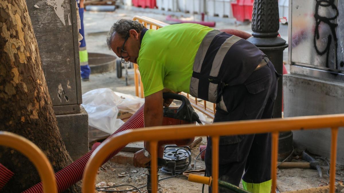 Un obrero trabaja en una obra.