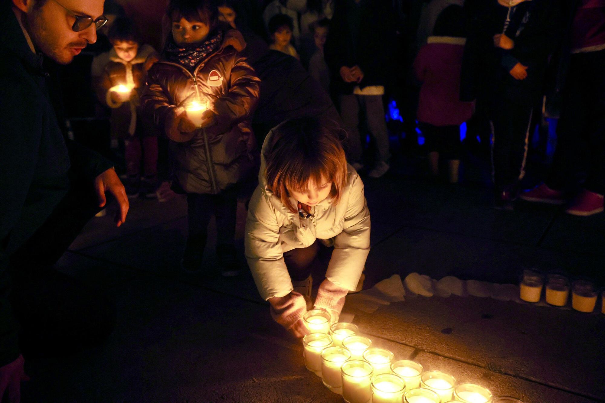 En imágenes: Encendido de 365 velas en la plaza de la Virgen Blanca para reivindicar el euskera