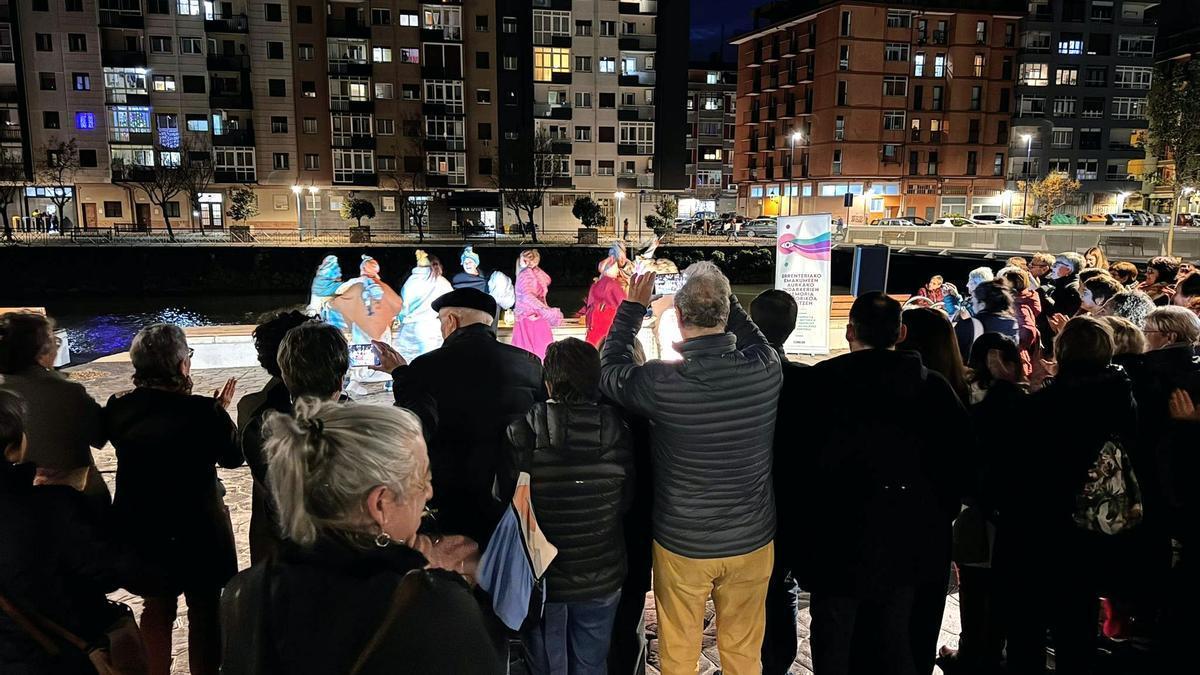 Se acercó mucha gente en una tarde fresca a la inauguración del nuevo paseo en Errenteria.