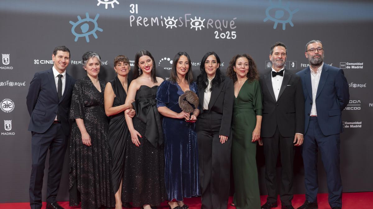 Parte del equipo de &#039;Los domingos&#039; posa con su premio a Mejor largometraje de ficción