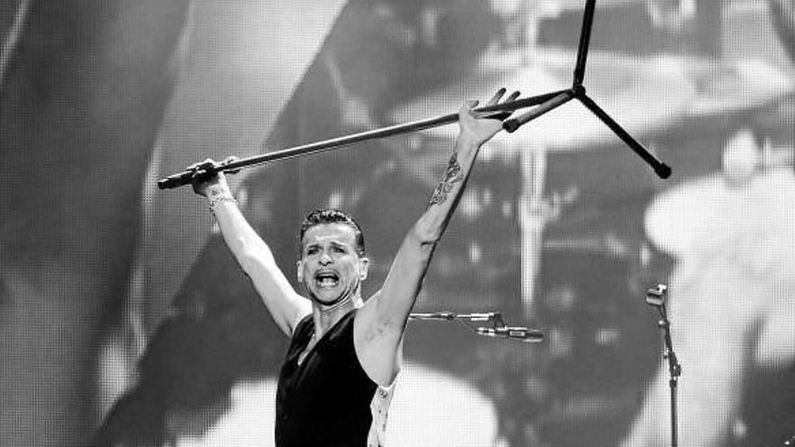 Dave Gahan, líder de Depeche Mode, durante el concierto en Bilbao.