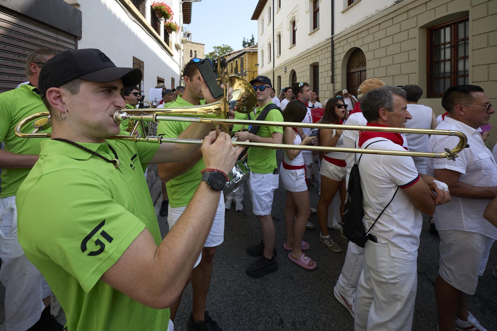 Fotos del chupinazo de fiestas de Aoiz 2025