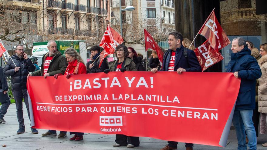 Trabajadores de CaixaBank se concentran en Pamplona para exigir mejoras laborales