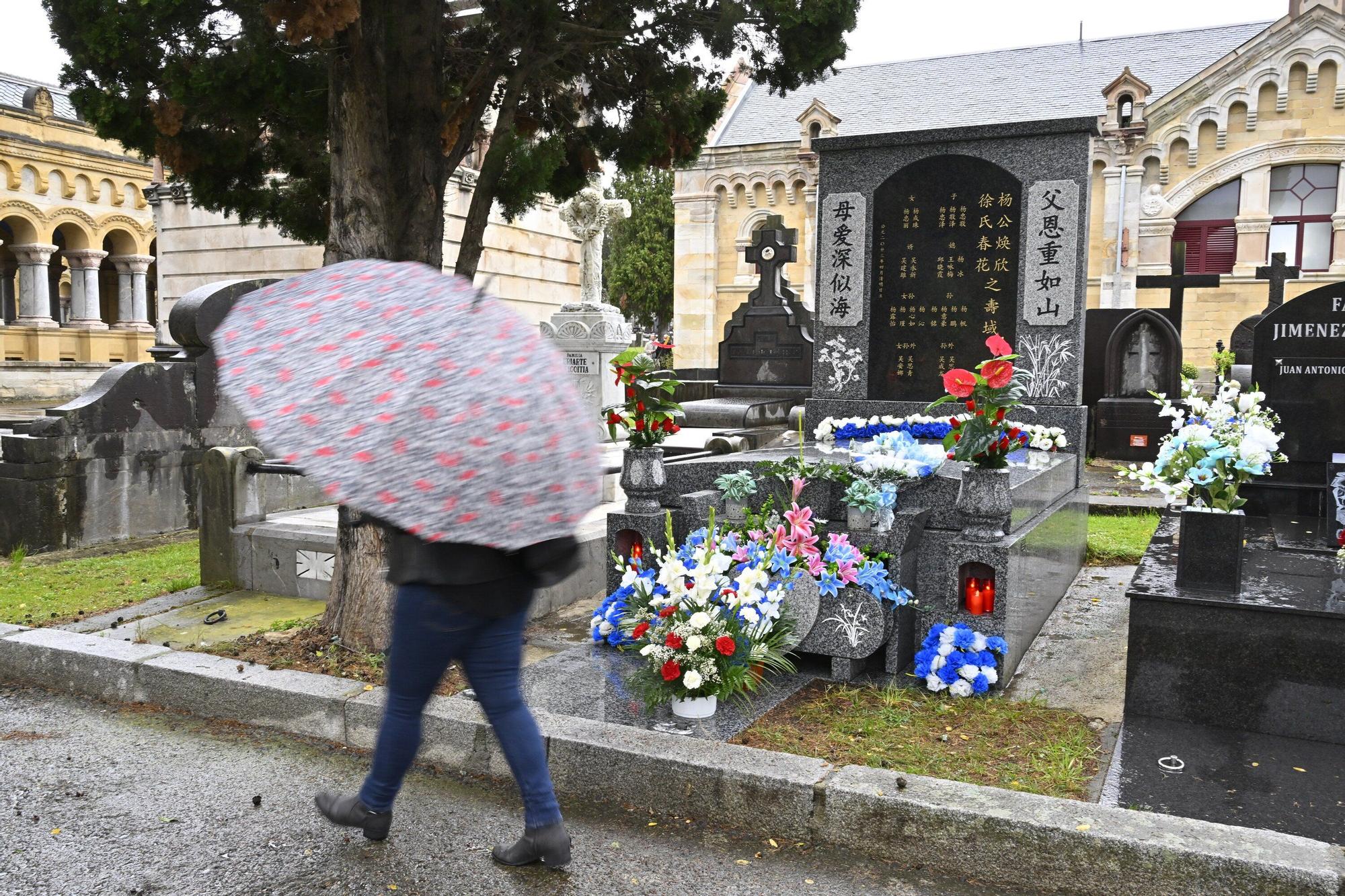 En imágenes: así se vive el día de Todos los Santos en el cementerio de Bilbao