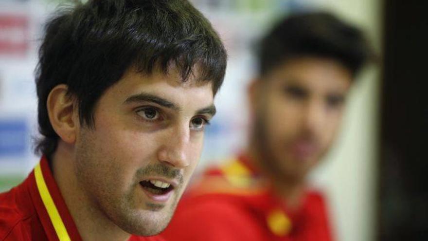 Villar regala a Mikel San José un portátil por su 27 cumpleaños