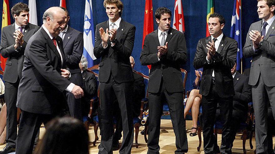 Los intengrantes de la selección española de fútbol Javi Martínez (i), Fernando Llorente (4d), Joan Capdevila (3d), Xavi Hernández (2d), e Iker Casillas (d), aplauden a su entrenador, Vicente del Bosque.