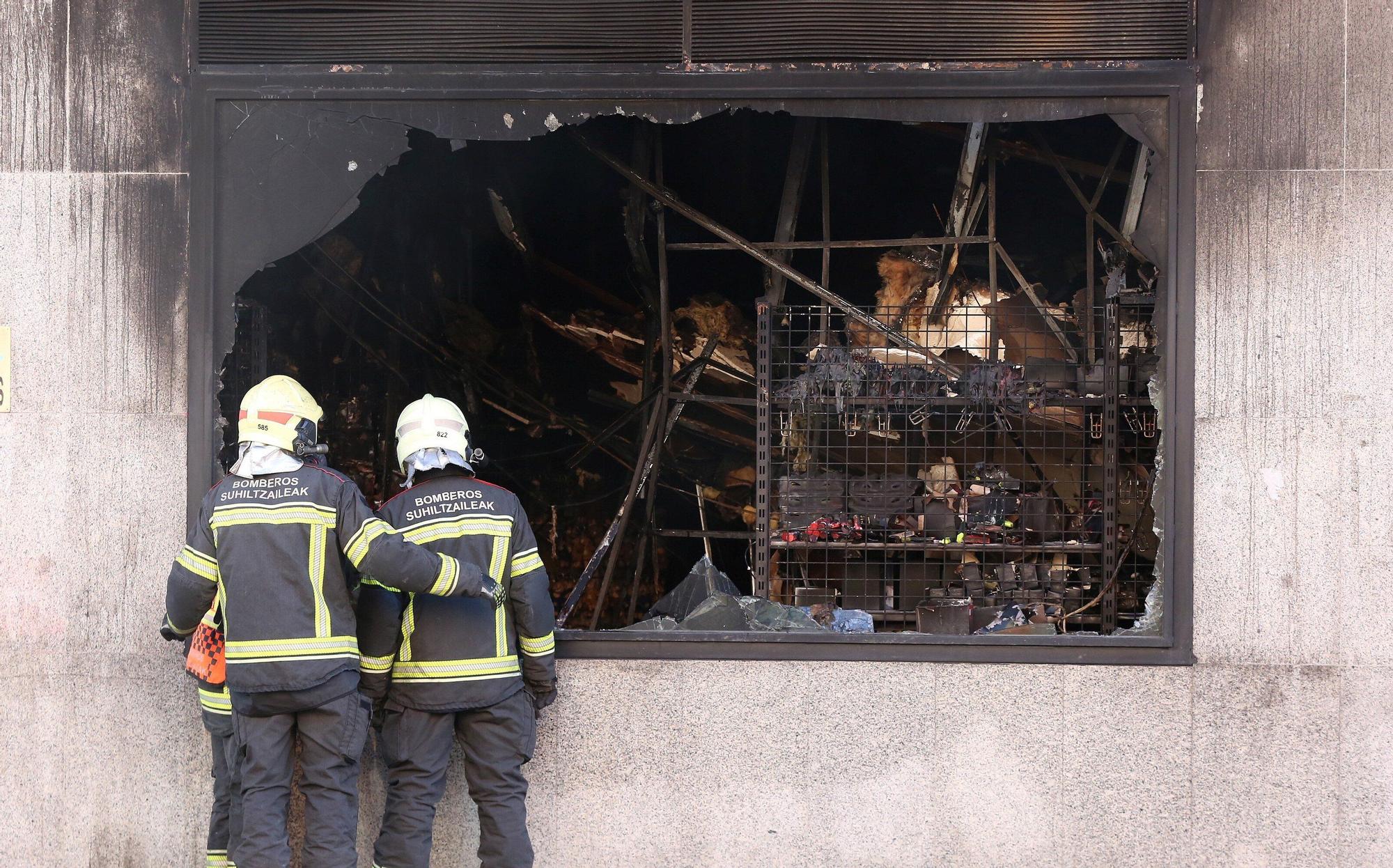 El alcalde de Pamplona visita la zona afectada por el incendio en la Rochapea