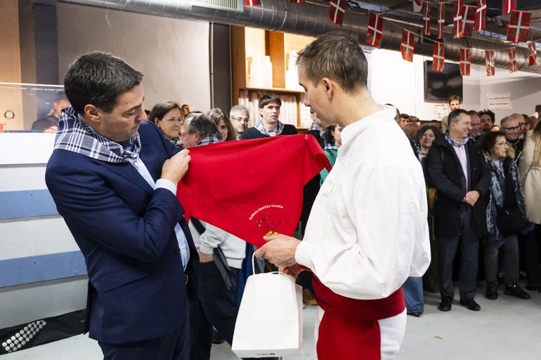 El Lehendakari Imanol Pradales y la vicelehendakari primera y consejera de Política Lingüística, Ibone Bengoetxea, se reunen con la diáspora en la Eskual Etxea de París