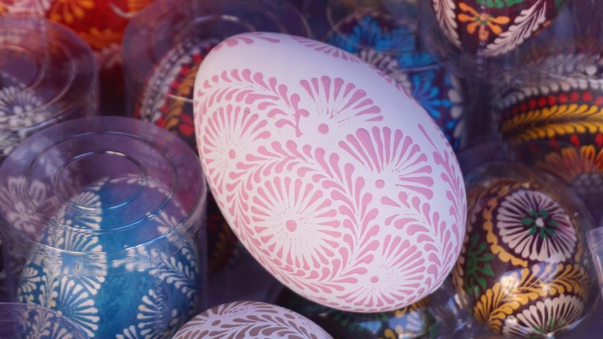 Un local de Bilbao vende 100 huevos de pascua con premio asegurado