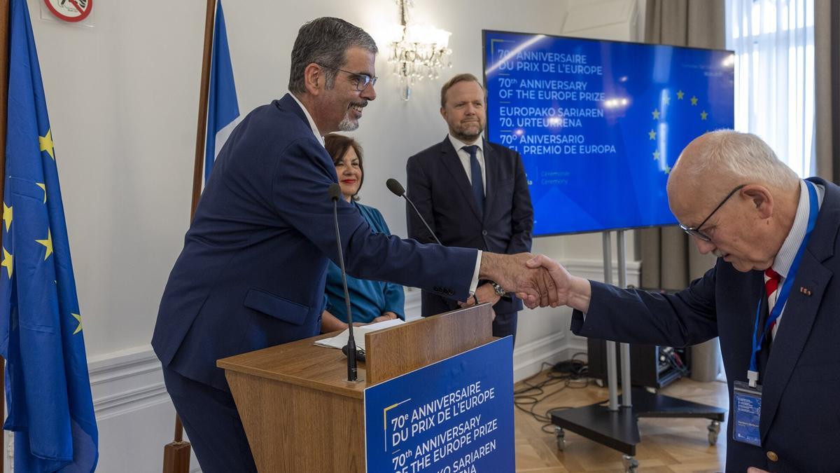Goia y el presidente de la subcomisón del Premio Europa, Christian Petry (centro), han ofrecido una rueda de prensa este viernes