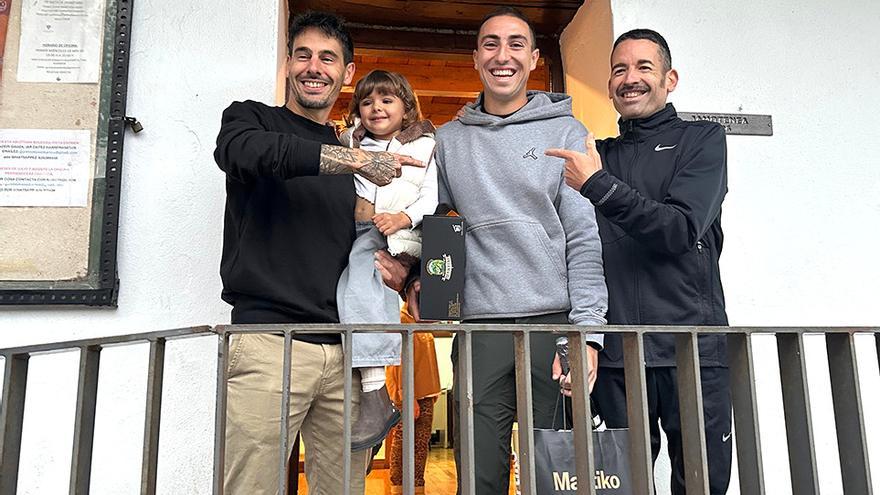 Gwendal Larqué, Aritz Arratibel y Ion Garraus, de izda a dcha en el podio masculino.