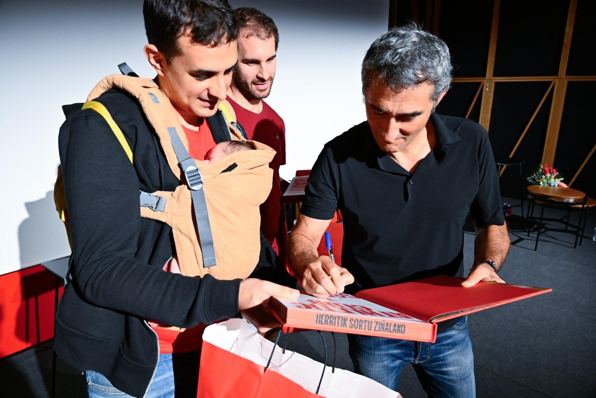 En imágenes: presentación del libro sobre la gabarra