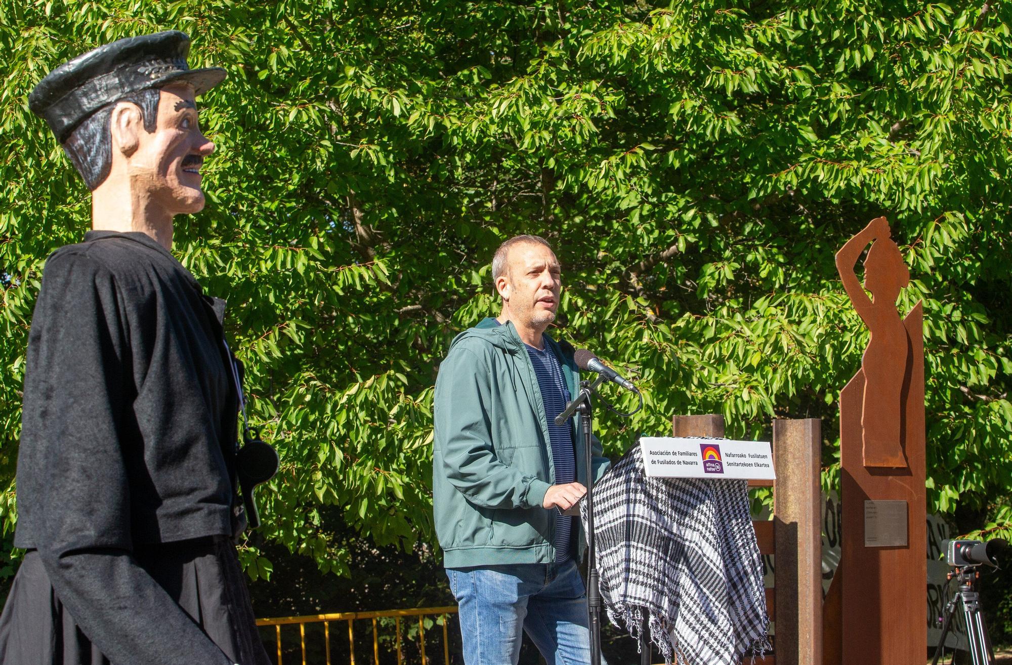 Inauguración del monumento en homenaje a las víctimas de la represión franquista en la Rochapea