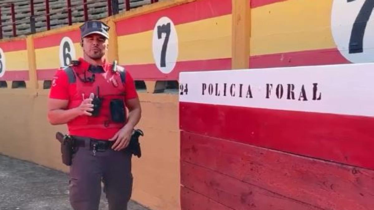 Un agente de la Policía Foral en un video de redes sociales para las fiestas de Tudela.