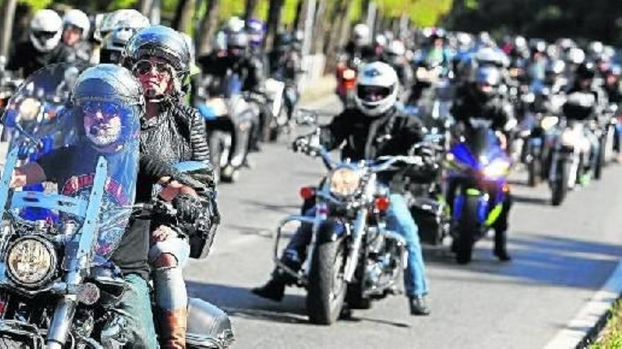 Los casi 300 motoristas suben la cuesta de Beloso en el comienzo de una marcha que transcurrió sin incidencias y que duró aproximadamente dos horas.