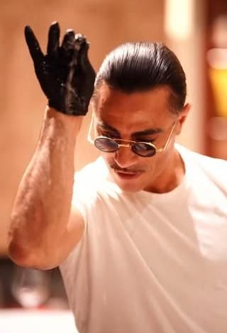 Nusret Gökçe, más conocido en redes sociales como ‘Salt Bae’ es un cocinero y restaurador propietario de Nusr-Et.