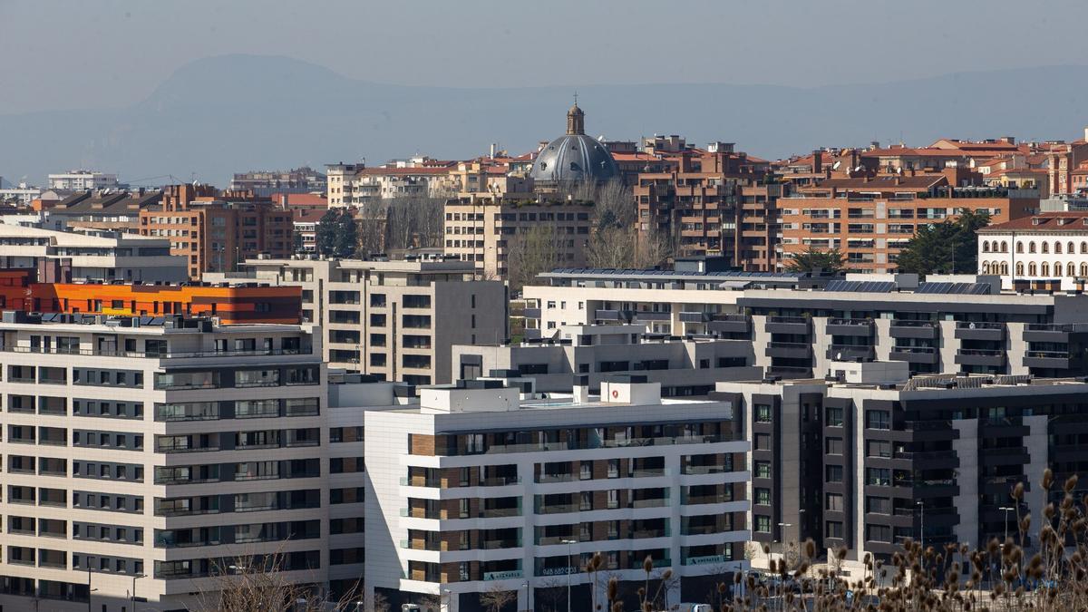 El II Ensanche de Pamplona, al fondo.