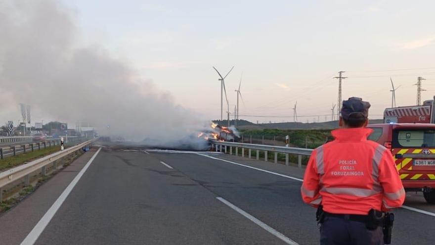 Imagen del camión incendiado, envuelto en humo.
