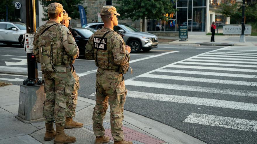 Llega a Chicago un centenar de soldados de la Guardia Nacional de Texas