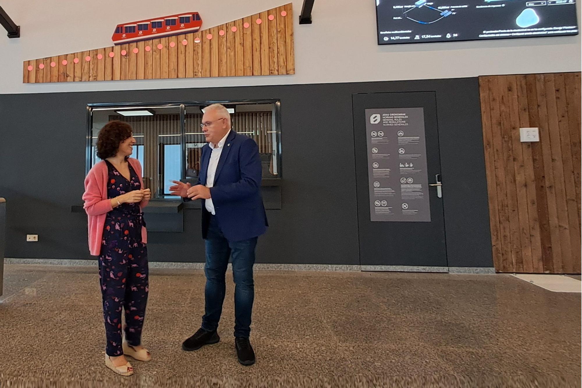 La teniente de alcalde y concejala de Movilidad y Sostenibilidad, Nora Abete acompañada del Director de Basquetour, Daniel Solana.