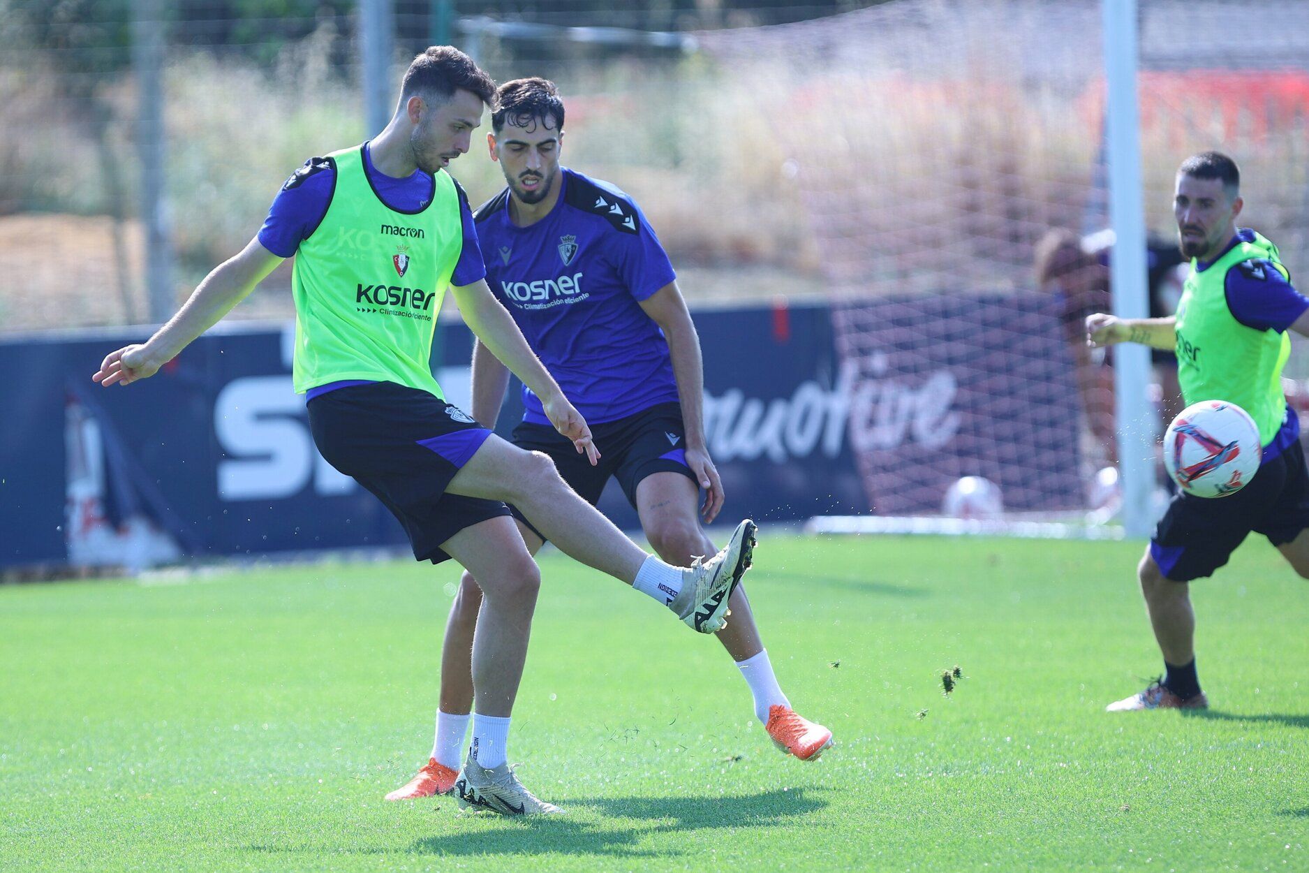 Fotos / Osasuna trabaja con intensidad en el entrenamiento de este miércoles