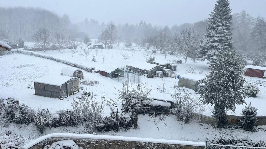 Varios pueblos de Bizkaia despiertan bajo un blanco manto de nieve