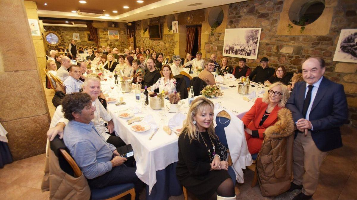 Buen ambiente y camaradería en la cena homenaje al doctor Carbajo.