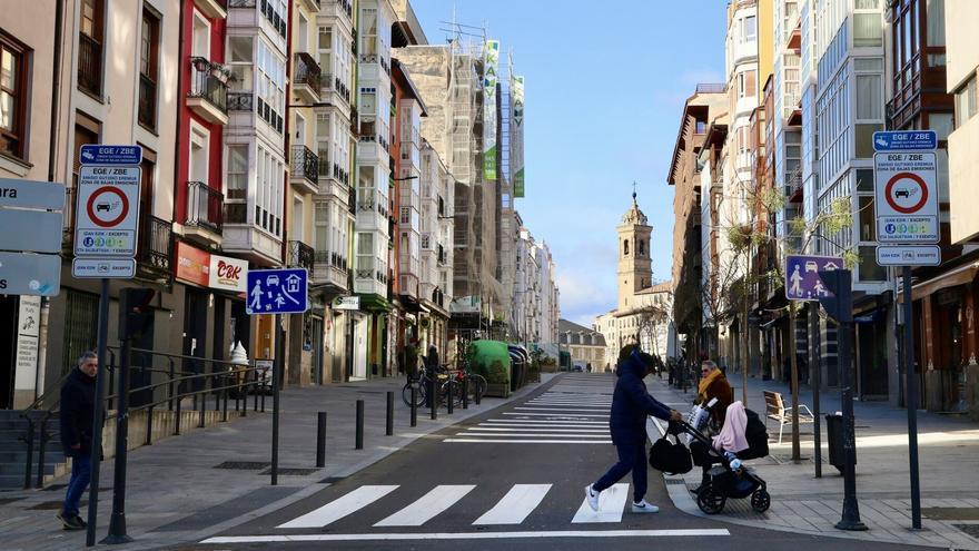 La zona de bajas emisiones reduce a la mitad los vehículos más contaminantes en el centro de Vitoria