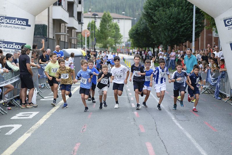 Castellers, gigantes y carrera popular en las Agorreko Santikutzak de Legazpi
