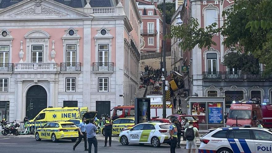 Al menos tres muertos y una veintena de heridos tras descarrilar un famoso funicular en Lisboa