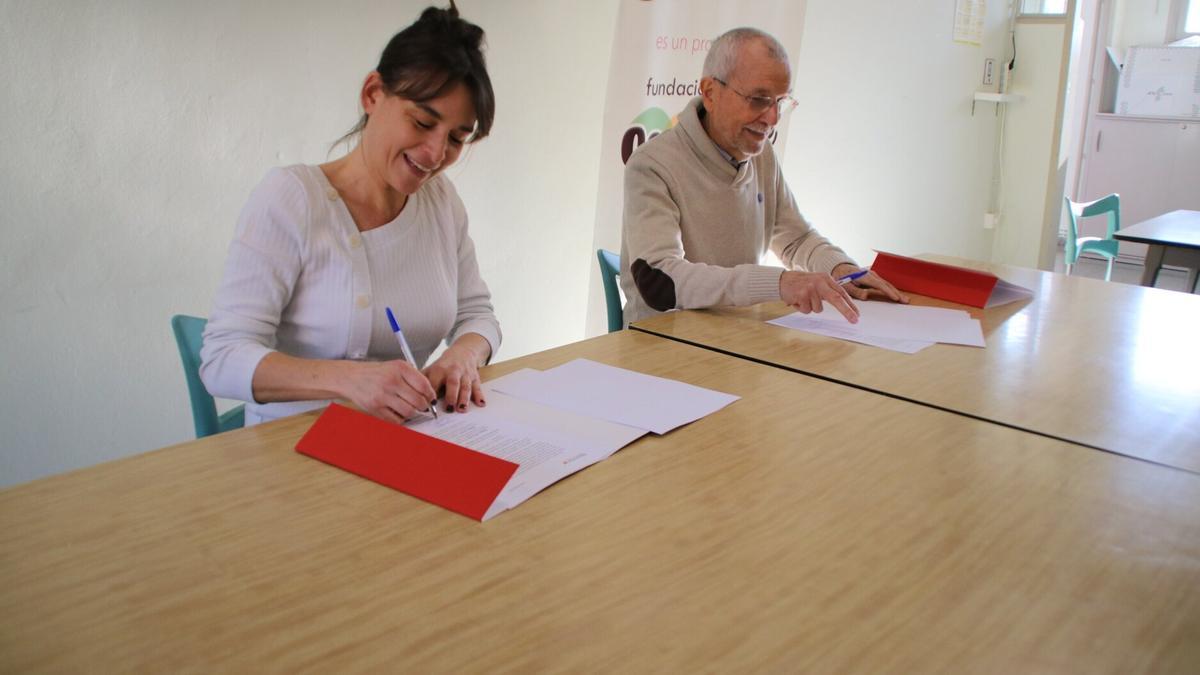 La consejera Begoña Alfaro y Manuel Campillo, de Tudela Comparte, durante la firma.