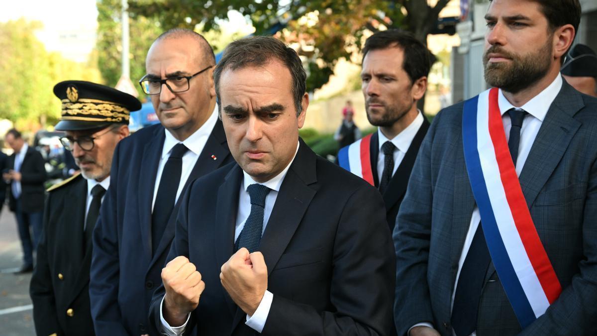 El primer ministro francés, Sébastien Lecornu, en el centro de la imagen.