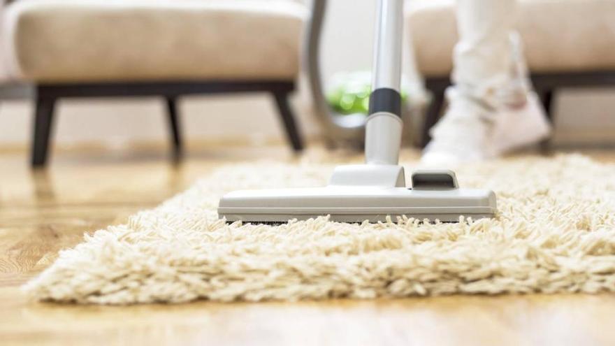 Adiós a las alfombras sucias: así es como hay que limpiarlas para dejarlas impecables, según la OCU